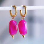 BAZOU: Breite Creolen mit Nugget-Charm – Fuchsia