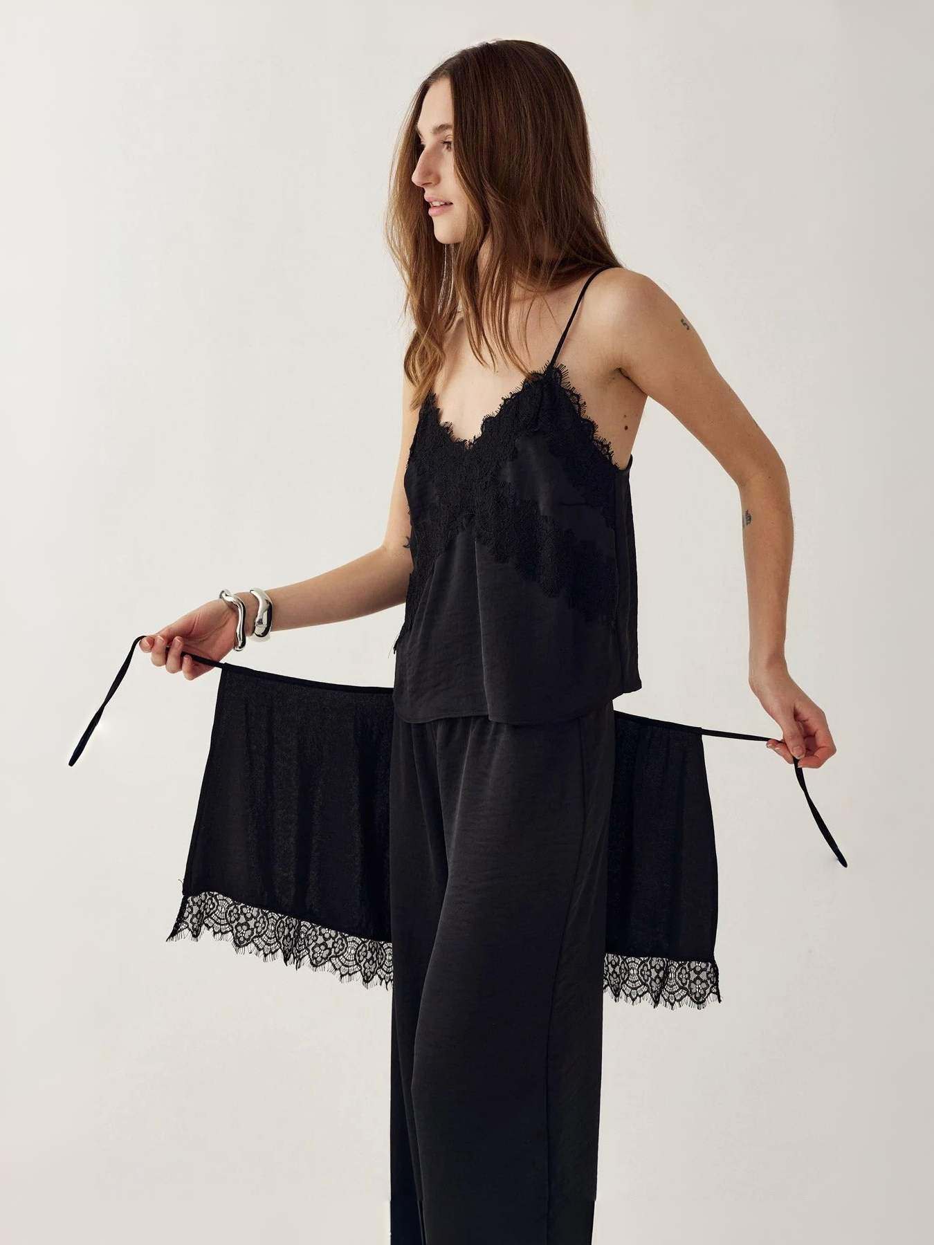 NOELLA_ECOM_2025-12-0420663 NOELLA: Satinhose "MAYLIE" in black – Bild 1