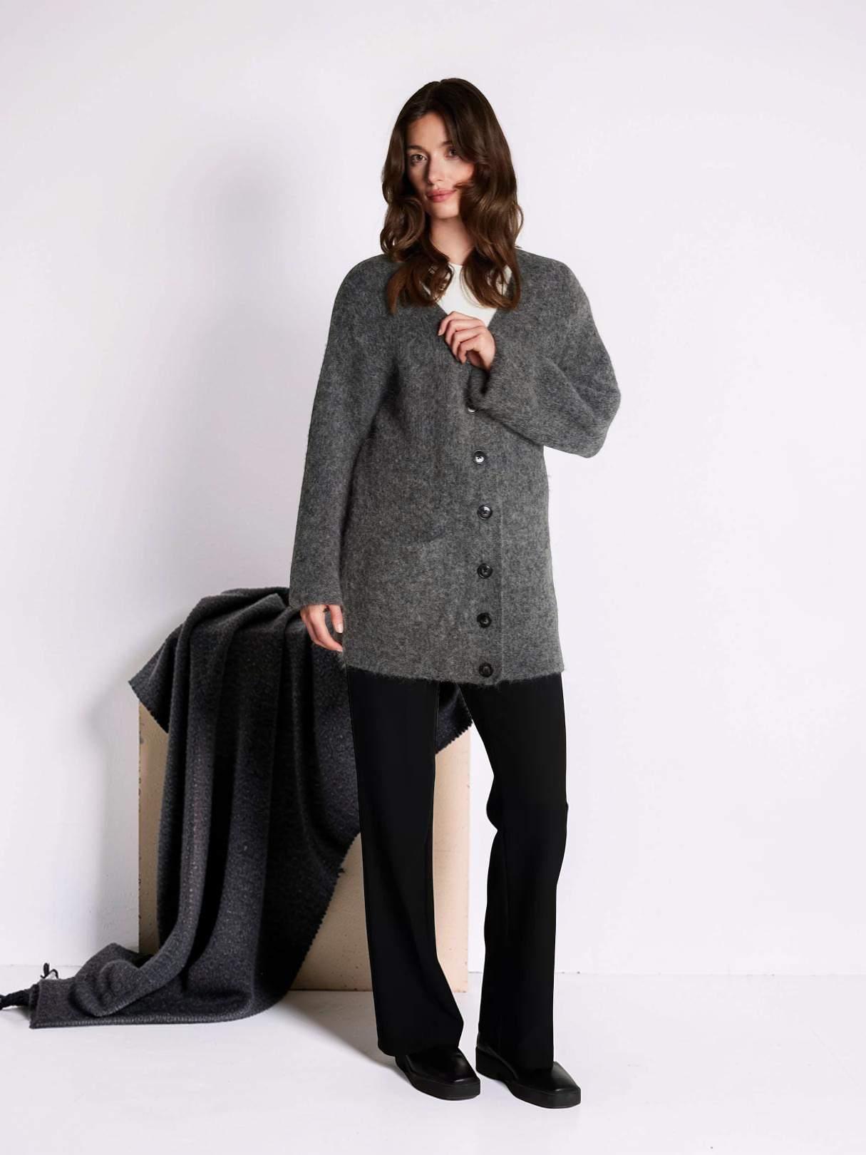RDFVivi_strik_cardigan-KNITWEAR-RDF1067-431_Dark_Rock RUE DE FEMME: Strickjacke "VIVI" mit 59% Alpaka – Bild 1