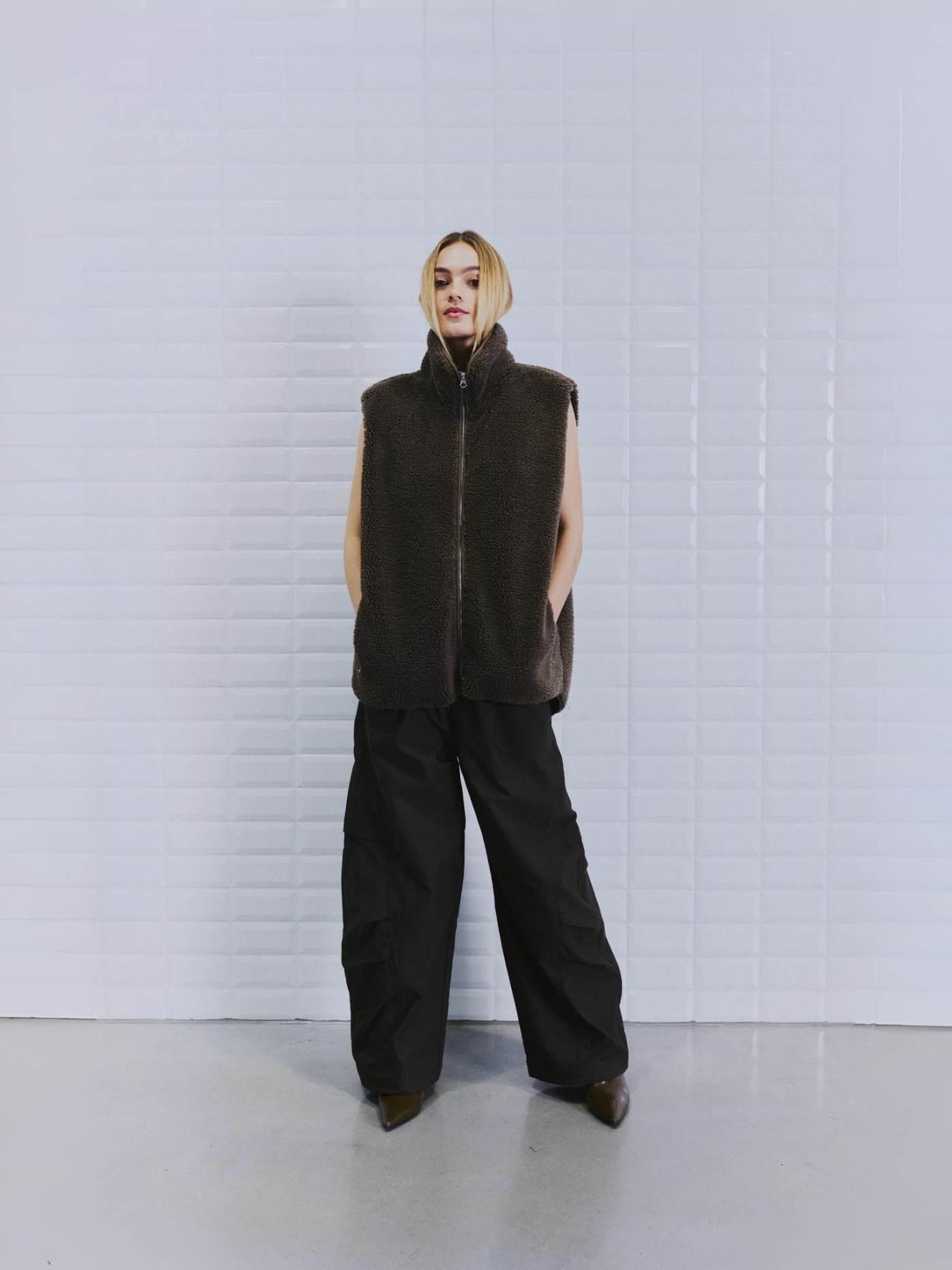 Wblpernille_Pile_Waistcoat_Light_Falcon2 WithBlack: Traum Weste "PERNILLE" in in braun – Bild 1