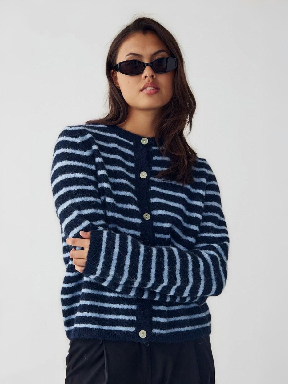 NOELLA_ECOM_2026-06-175849 NOELLA: Cooole Strickjacke "MERTICE" in 3 Farbkombis – Bild 1